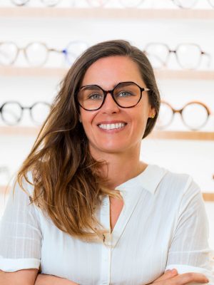 Conseil personnalisé, ajustage en magasin et accompagnement pour le choix de montures adaptées à votre style et à votre confort visuel.